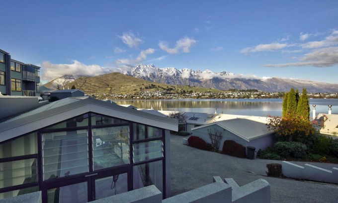 Queenstown Apartment | Central 2 bed Apt - views, pool, walk to town