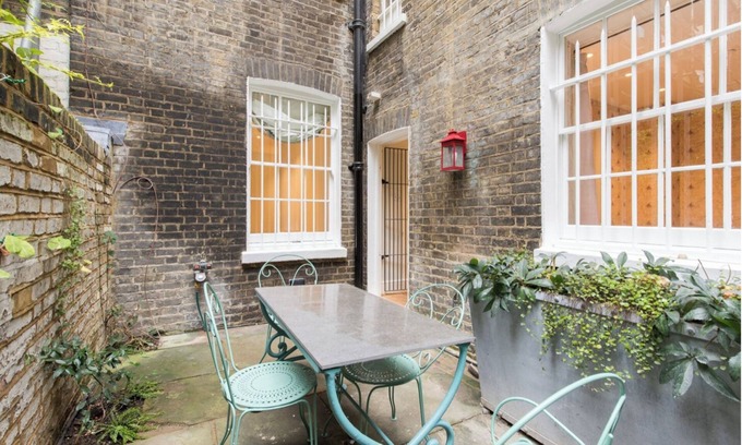 Tachbrook Apartment | Central 2 bedroom/1 bathroom flat with private garden