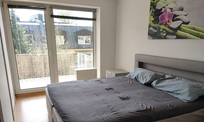 Westend Apartment | Central 2 Rooms 3 Beds King BED Parking Elevator Fully Equipped