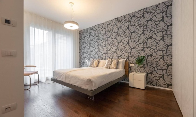 Como City Centre Apartment | Central 2BR Apartment – Private Parking – Long Term Welcome