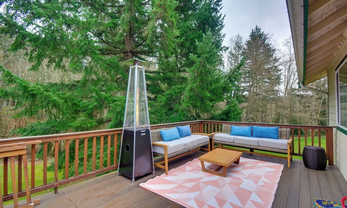 Rollingbay Cottage | Central 4-Acre Cottage w/Deck: Walk to Bay!