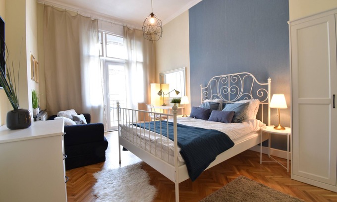 Losonci negyed House | Central 6 bedroom/5 bathroom with balconies