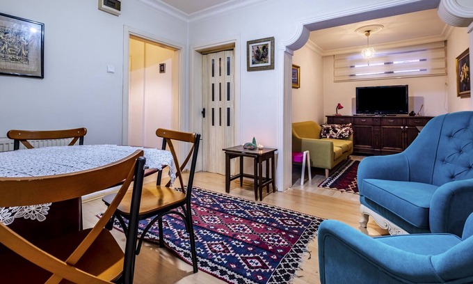 Moda Apartment | Central and Colorful Flat in Caferaga, Kadikoy