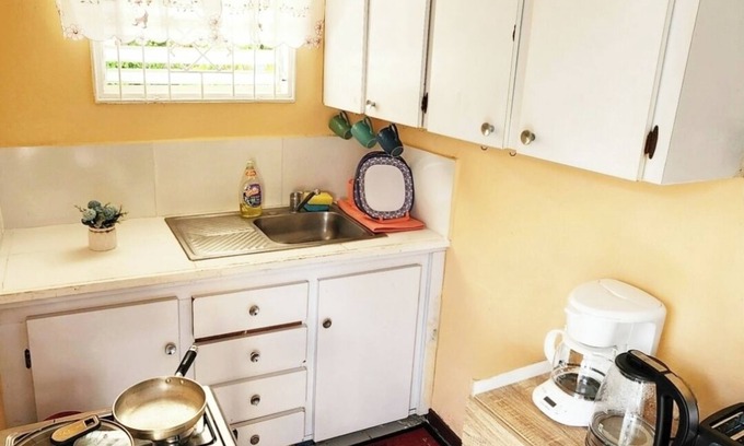 Ocho Rios Cottage | Central and cozy 2-bedroom in amazing Ocho Rios with AC, WiFi and green space