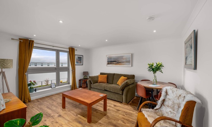 Dundee Apartment | Central and modern first floor apartment overlooking the Tay estuary.