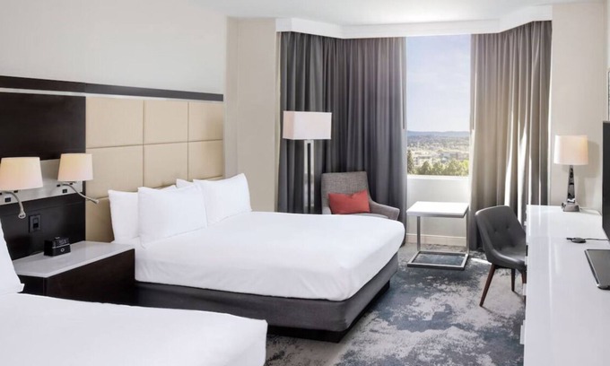 Redwood Shores House | Central and Modern Hotel with Lagoon View! Two Pet-friendly Units, Swimming Pool
