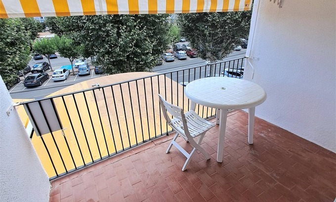 Empuriabrava Apartment | Central Apartment in Empuriabrava - 600m from the Beach, A/C, Balcony, Family-Friendly