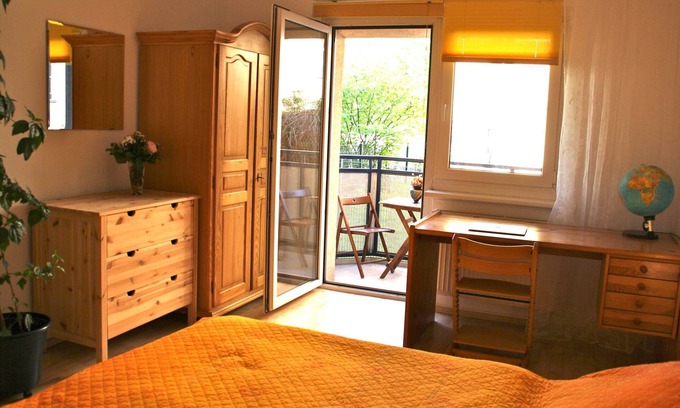 Friedrichshain Condo | Central apartment with balcony, WLAN, 6 pers. -ONLY long-term lease min. 1 month