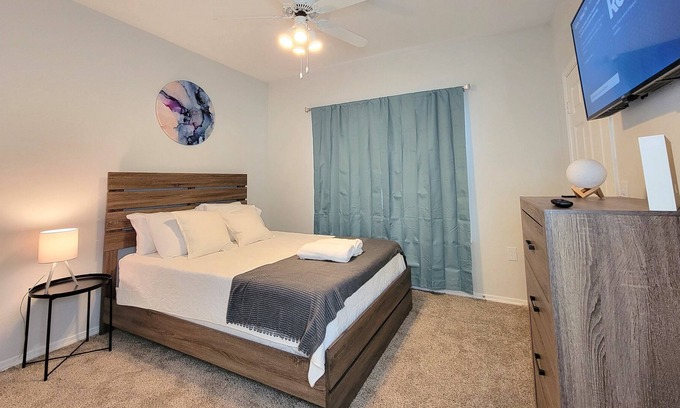 West Arlington Apartment | Central Arlington 6 MILES FROM AT&T stadium! Tons of shopping experience!