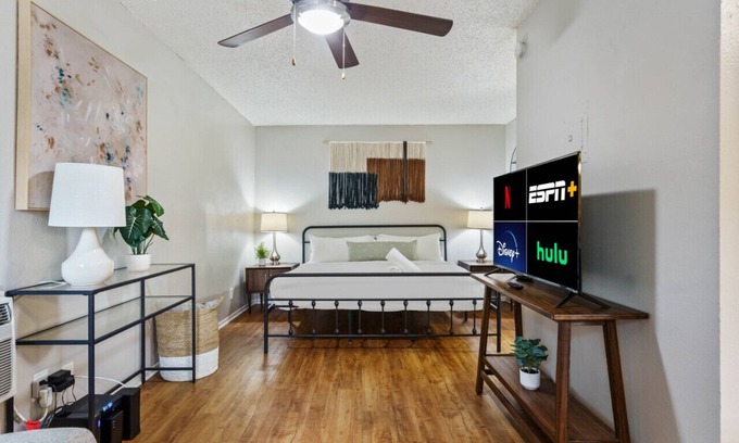 Hyde Park Apartment | Central Austin Studio | Pets Allowed and Free Prkg