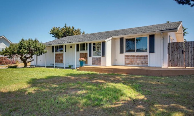 Bandon House | Central Bandon Retreat with Deck Less Than 1 Mi to Beach!
