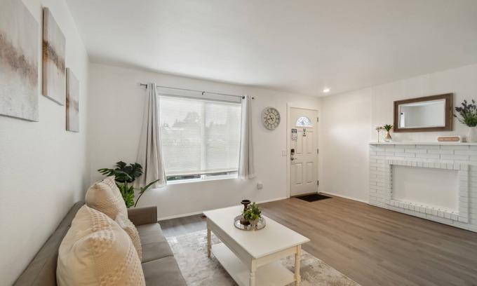 Lake Hills House | Central Bellevue Retreat 2 Bedroom Duplex