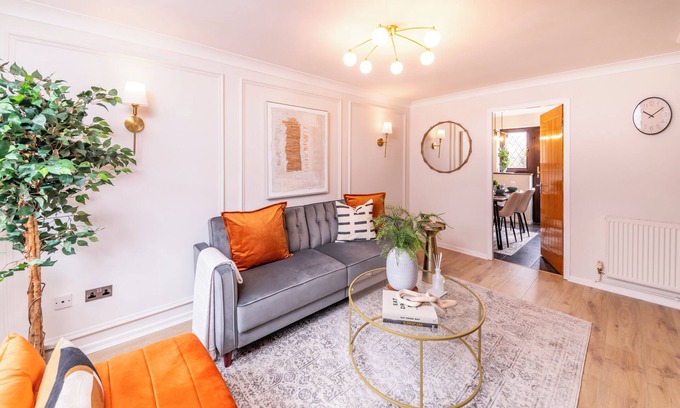Acocks Green House | Central Birmingham Luxury 2 bed house up to 6 people. Parking & Garden Near NEC