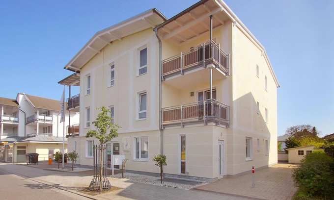Gohren Apartment | Central but quiet, balcony, free swimming pool and sauna - Villa Elisenhof apartment 2