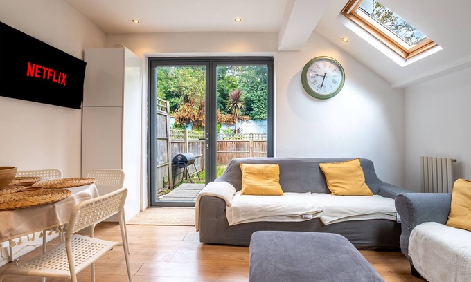 Turnham Green House | Central Chiswick 3Bed - Garden, WiFi & Tube Links