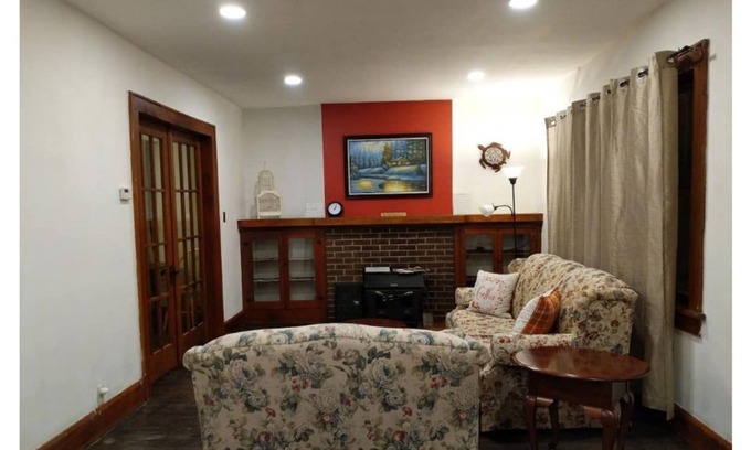 Clintonville House | Central & Conveniently Located House for up to 8
