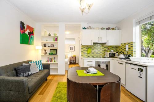 Fitzroy Apartment | Central & Cozy Fitzroy Studio Apartment with parking