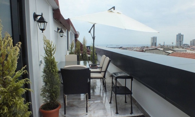 Bakırkoy House | Central cozy flat with terrace & sea view
