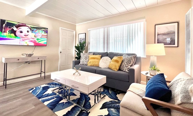 Ventura Apartment | Central Cozy New 1B1b King bed Apt Palo Alto