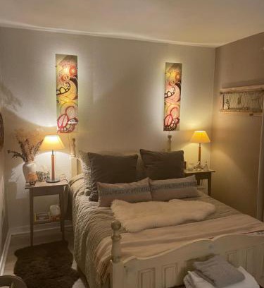 Hesdin House | Central double room with separate full bathroom