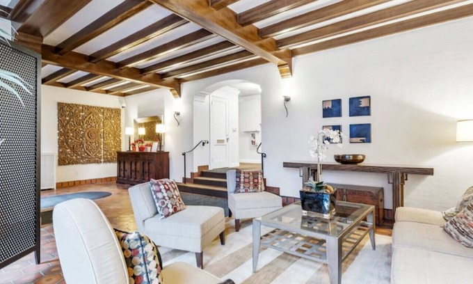 Goose Hollow Apartment | Central Downtown Studio w/Vintage Charm near Train