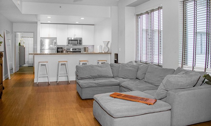 City West Apartment | Central DTLA 1-Bedroom – Walkable, Modern, 24 hrs amenties and Cozy Stay!