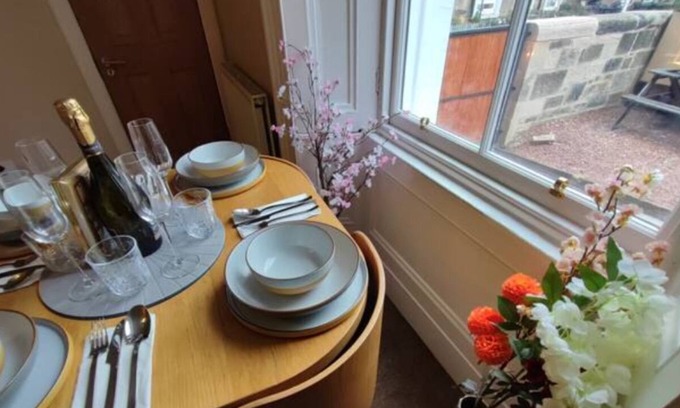 West End Apartment | Central Edinburgh Private Garden With Parking