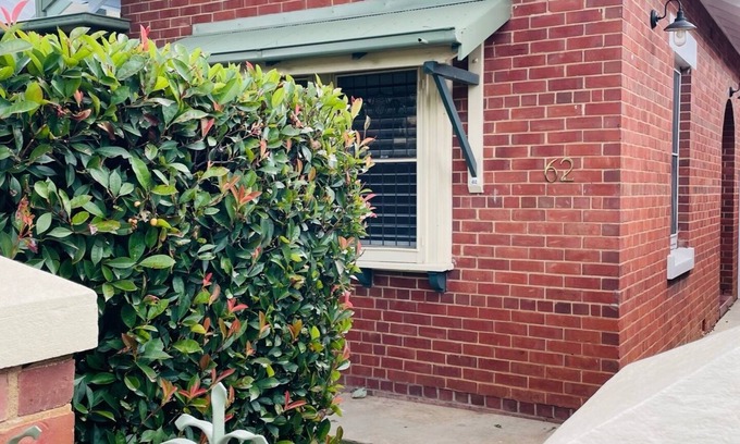 Wagga Wagga House | Central Elegance: Adjacent to the Main Street