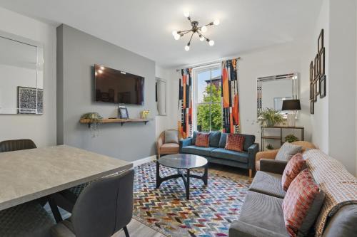 Queens Quarter Apartment | Central flat 4 bedroom, 2 bathroom, 2x parking - StayByNumbers