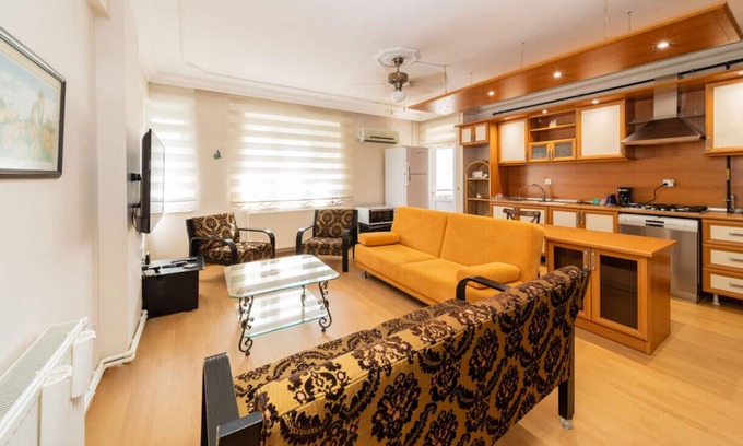 Eski Lara Apartment | Central Flat near Shore in Muratpasa with Terrace
