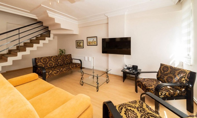 Eski Lara Apartment | Central Flat near Shore in Muratpasa with Terrace