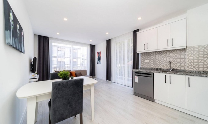 Eski Lara Apartment | Central Flat with Balcony in Muratpasa