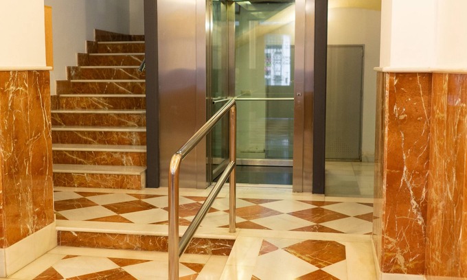 Distrito Centro Apartment | Central floor of 123 m. with parking, air-conditioned, wifi, next to the town hall.