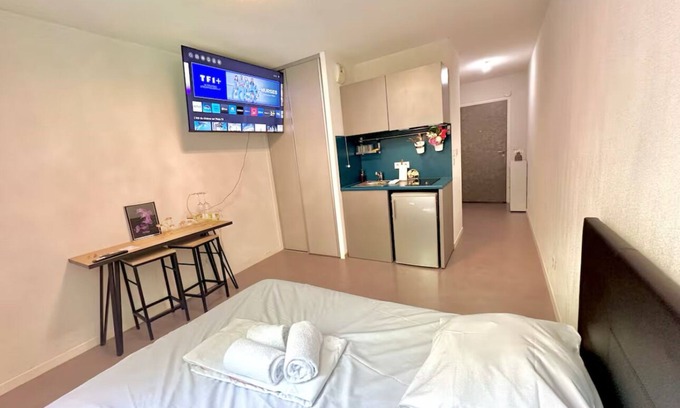 Montessuy Apartment | Central, fully-equipped studio Lyon kitchen included