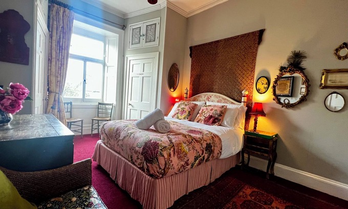 Edinburgh Apartment | Central Georgian Home with Parking, Art and Antiques