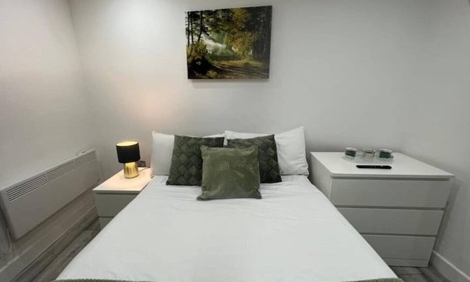 South Harrow Apartment | Central Harrow Cozy Apartment with free parking