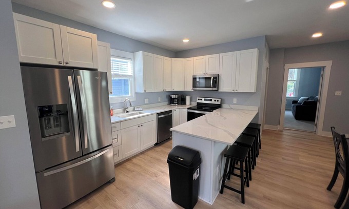 Covington House | Central Home 3min to downtown + private parking + 10% off Ark, Aquarium, and Zoo