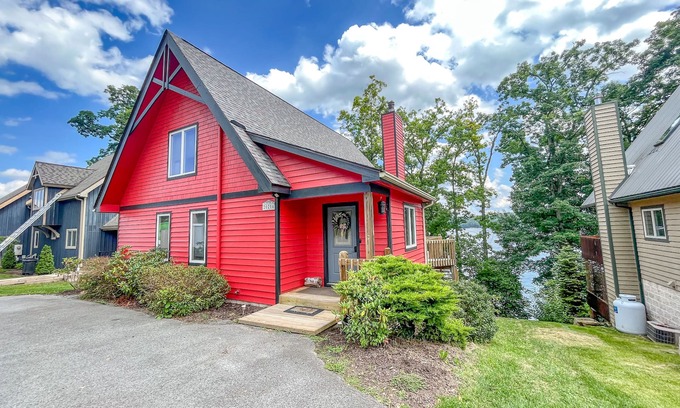 Thayerville House | Central Lake House with Private Dock! Walk to Area Hot Spots!