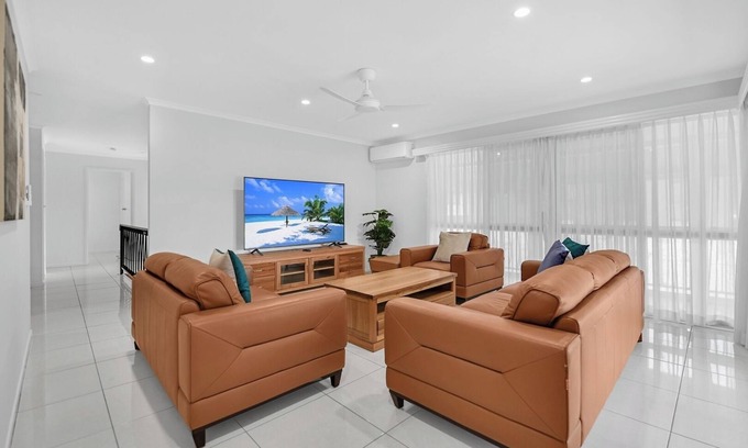 Southport Apartment | Central Located 3 Bedroom Unit in Southport