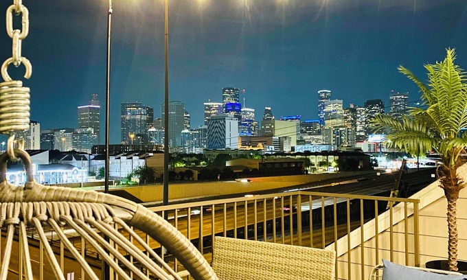 South Central Houston House | Central Location! 5 minutes to Downtown with GARAGE/Gated Community
