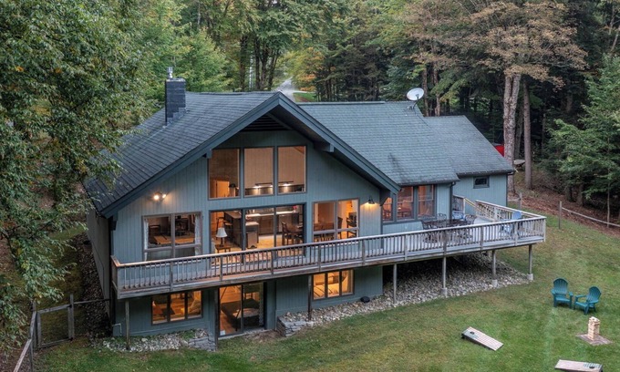 Moscow House | Central location, gorgeous private deck!