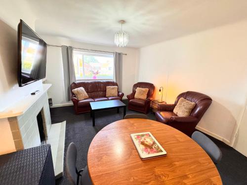 Shirley Apartment | Central Modern Flat in Southampton, Sleeps 5, Free Off-Road Parking, Close to Hospital, Cruise terminal and Centre, Great for contractors, friends & families