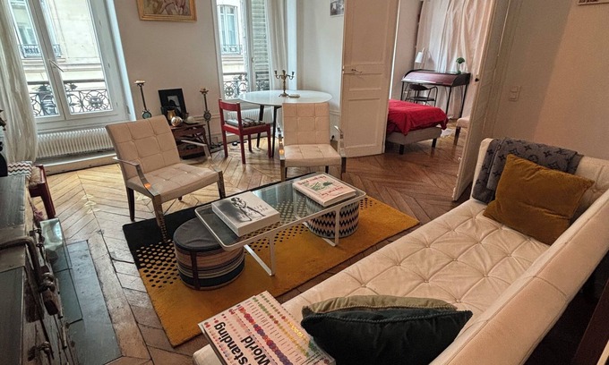 10th Arrondissement Apartment | Central Paris Bohémien and Arty Apt
