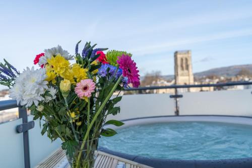 Cheltenham Apartment | Central Penthouse with Hot Tub & Views 22