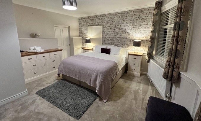 Dorchester House | Central Quiet home, large rooms with with parking