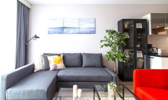 Kadikoy Apartment | Central Residence Flat with Balcony in Fikirtepe
