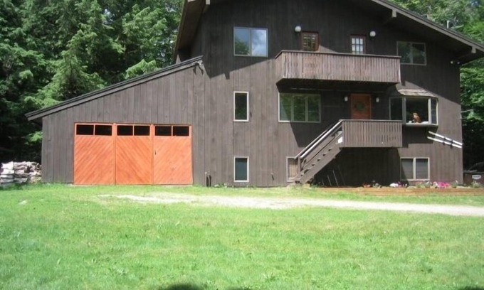 Killington Ski Chalet | Central Ski home with Hot Tub, sauna, walk to restaurants, and ski shops