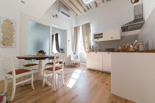 Santa Maria Novella Apartment | Central Station Lovely apartment