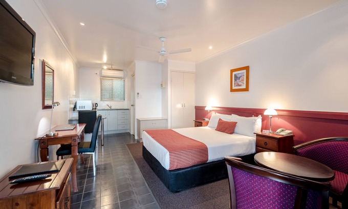 Gladstone Apartment | Central Studio Accommodation
