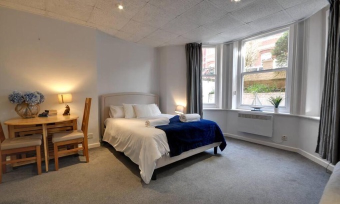 West Cliff Apartment | Central studio beach apartment